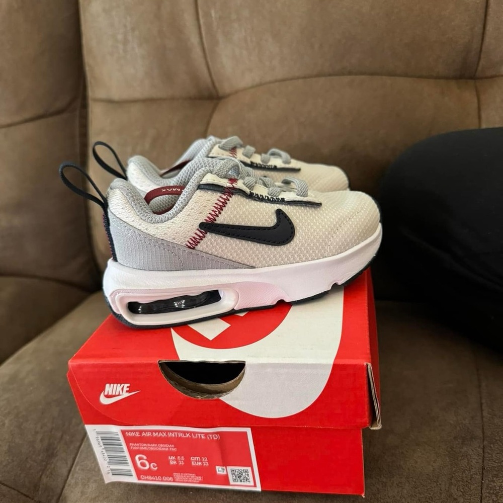 Size 6, toddler Nike air max’s!